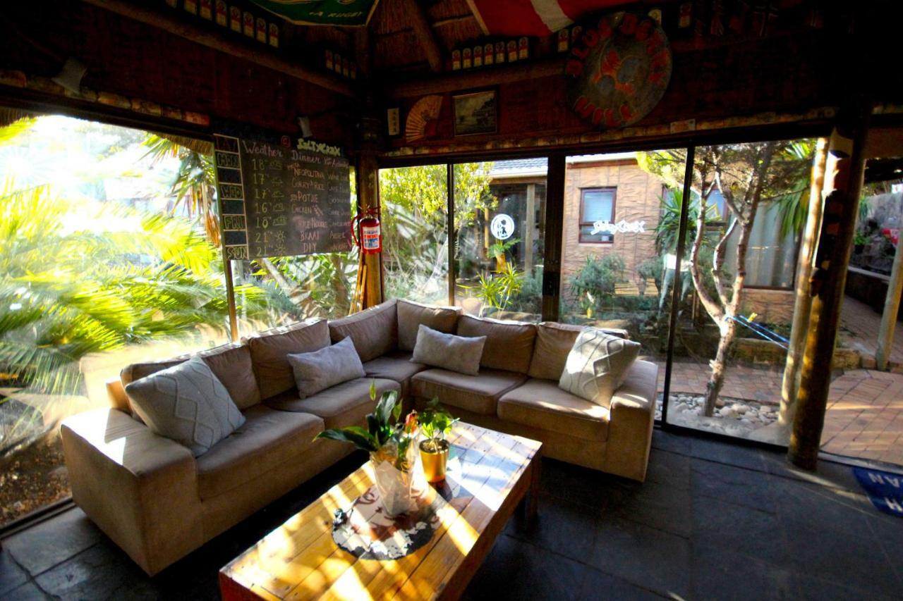Saltycrax Backpackers And Surf Hostel Bloubergstrand Exterior foto