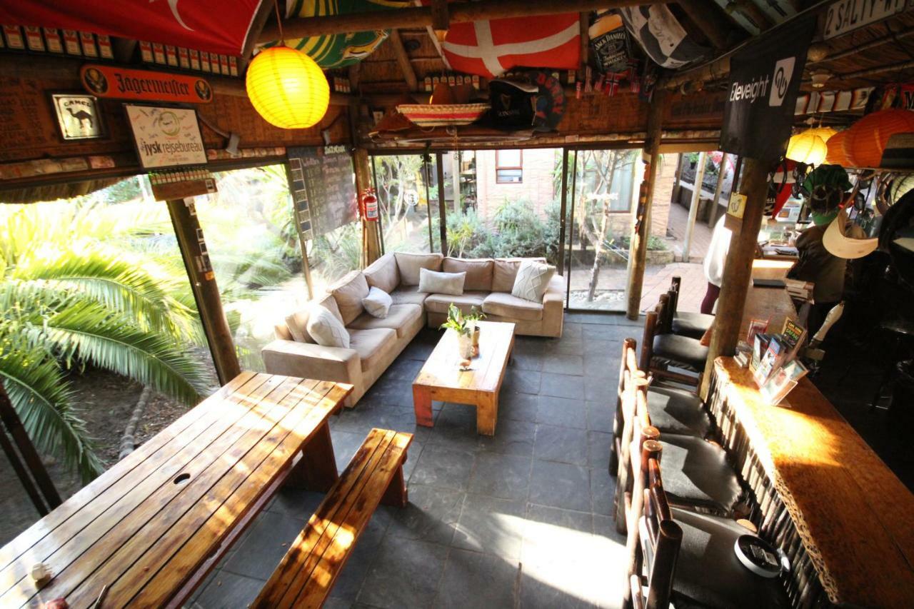 Saltycrax Backpackers And Surf Hostel Bloubergstrand Exterior foto