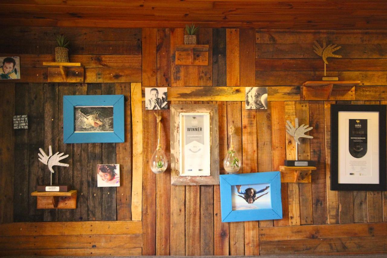 Saltycrax Backpackers And Surf Hostel Bloubergstrand Exterior foto