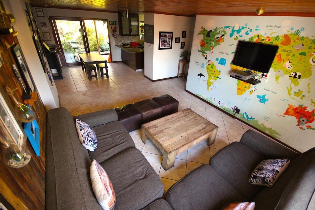 Saltycrax Backpackers And Surf Hostel Bloubergstrand Exterior foto