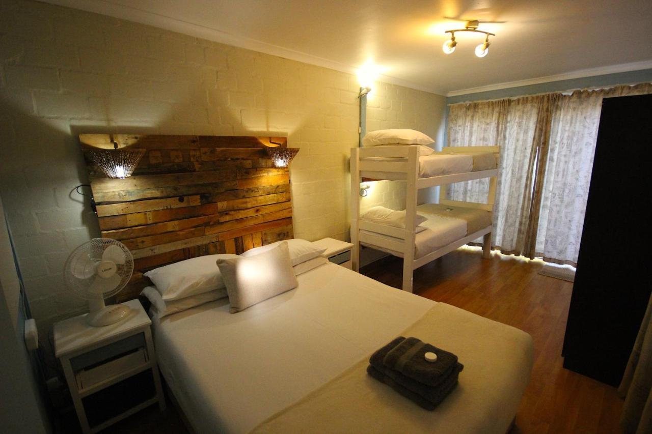 Saltycrax Backpackers And Surf Hostel Bloubergstrand Exterior foto