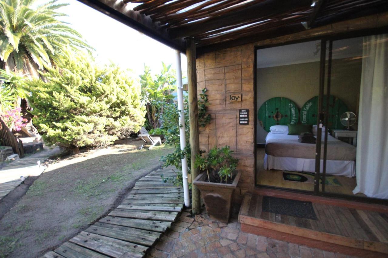Saltycrax Backpackers And Surf Hostel Bloubergstrand Exterior foto