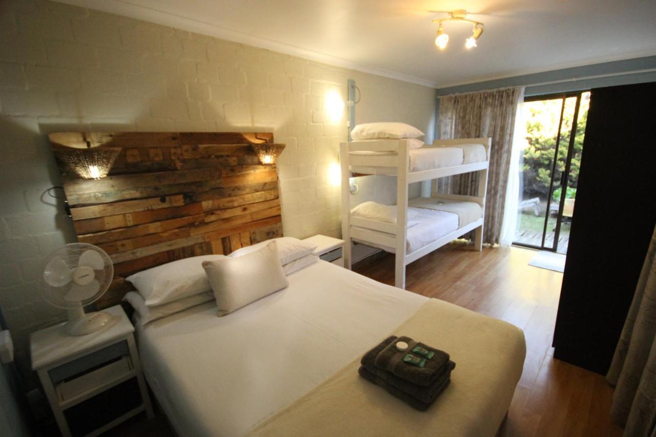 Saltycrax Backpackers And Surf Hostel Bloubergstrand Exterior foto