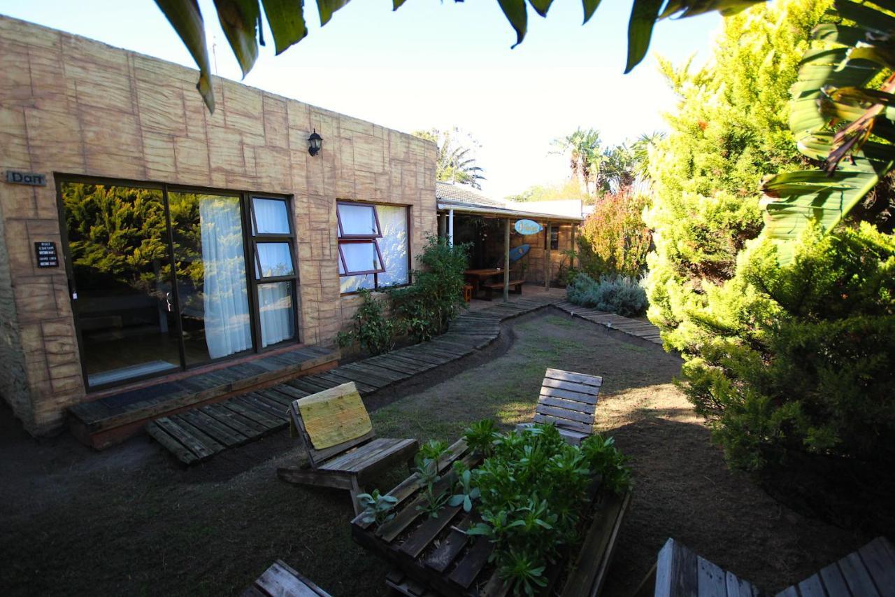 Saltycrax Backpackers And Surf Hostel Bloubergstrand Exterior foto