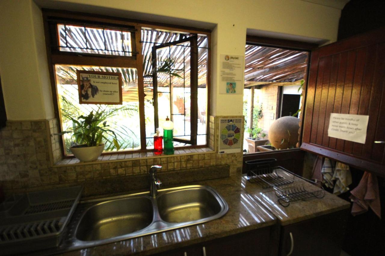 Saltycrax Backpackers And Surf Hostel By Curiocity Bloubergstrand Exterior foto
