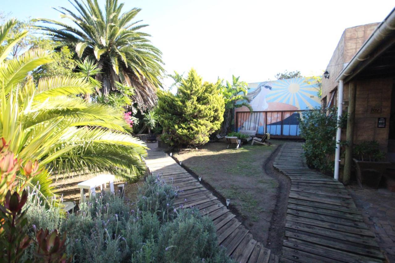 Saltycrax Backpackers And Surf Hostel Bloubergstrand Exterior foto